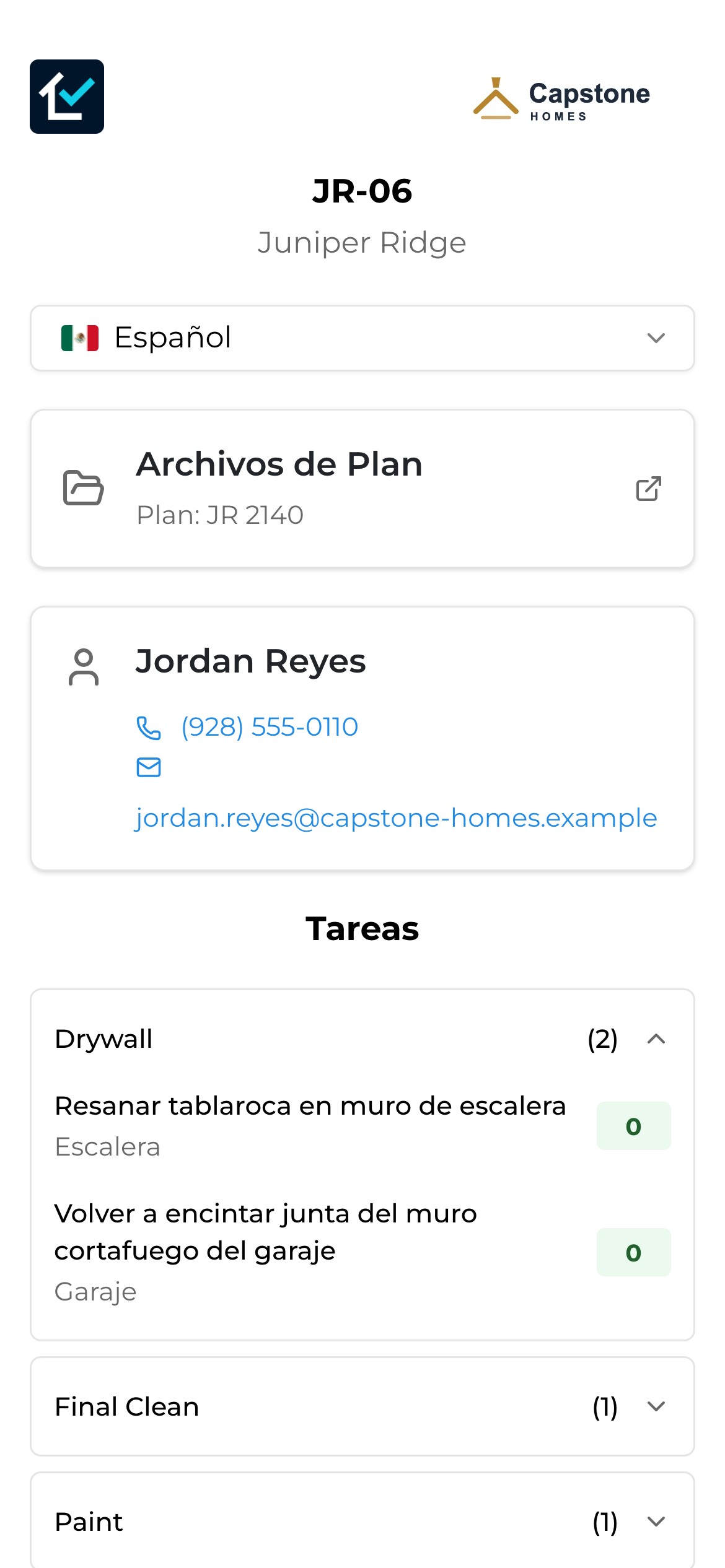 The lot page for JR-06 in Juniper Ridge on a phone, set to Español, with the Archivos de Plan link and Jordan Reyes's contact card. Under Tareas, the Drywall group shows Resanar tablaroca en muro de escalera, in Escalera, and Volver a encintar junta del muro cortafuego del garaje, in the Garaje location.